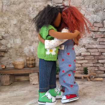 Rothaarige Junge Frau mit Latzhose